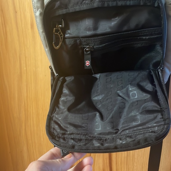 NWOT Victorinox Flex Pack 11" (Grey/Silver) - Picture 5 of 6